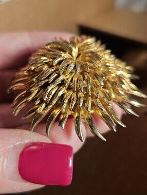 Vintage STARBURST BROOCH, Goldtone Star Pendant